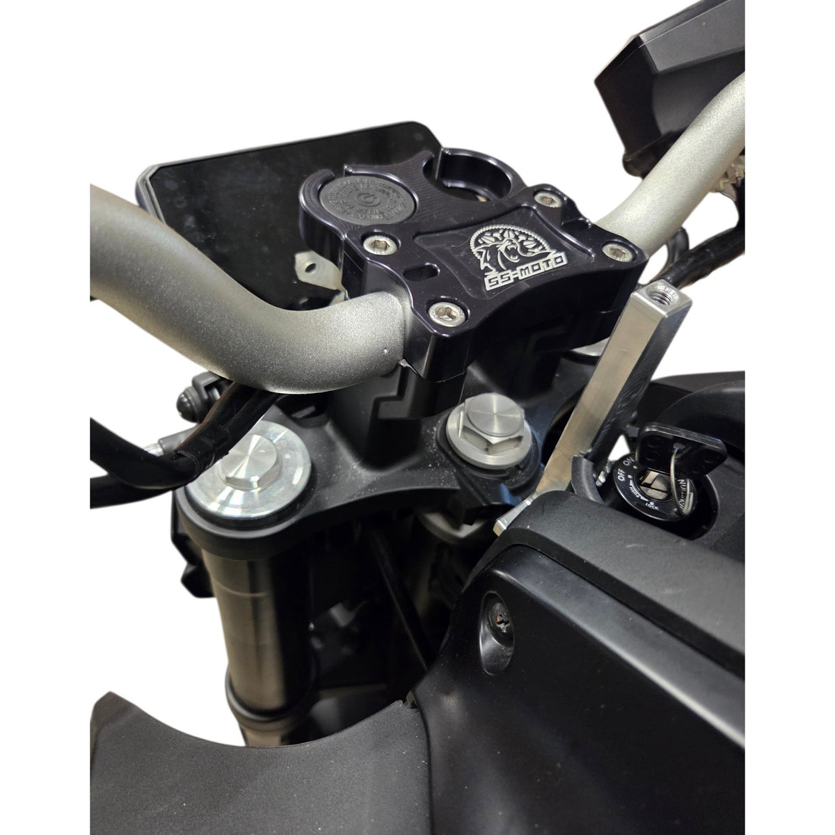 2025+ MT07 RISER CAP W/RESERVOIR MOUNTS