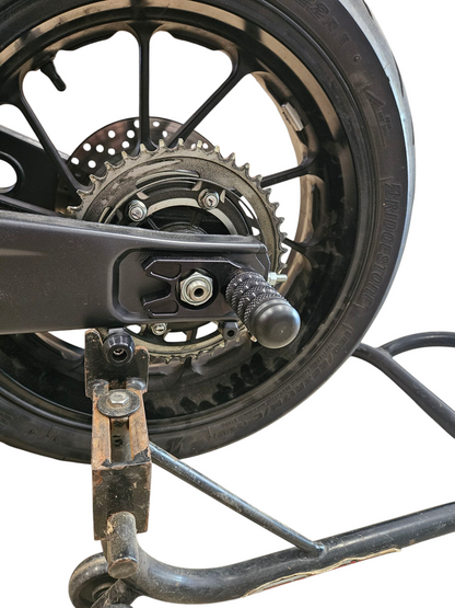 R7 FZ/MT07 REAR AXLE SLIDERS WITH AXLE BLOCKS